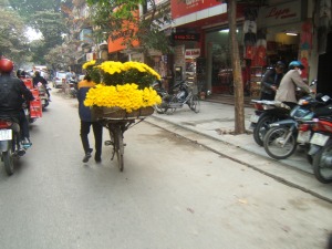 Penjual bunga segar di jalanan kota Hanoi Vietnam 