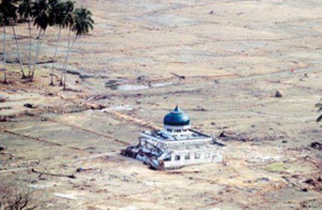 Masjid di Aceh saat Tsunami utuh , sementara bangunan di sekliling nya rata dengan tanah.